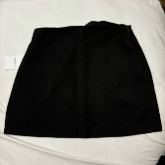 black skirt - Picture 3 of 3